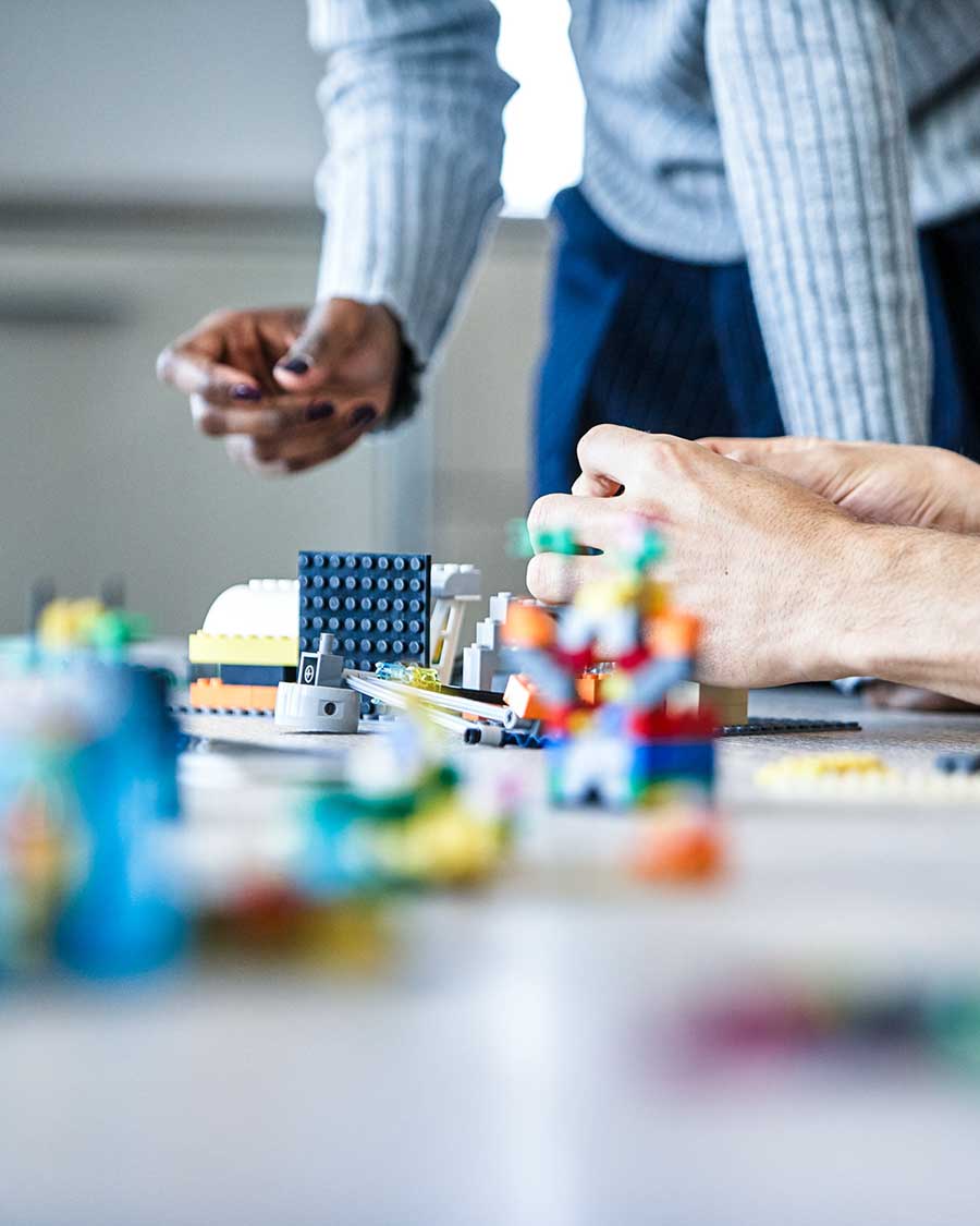 LEGO-Steine auf einem Tisch