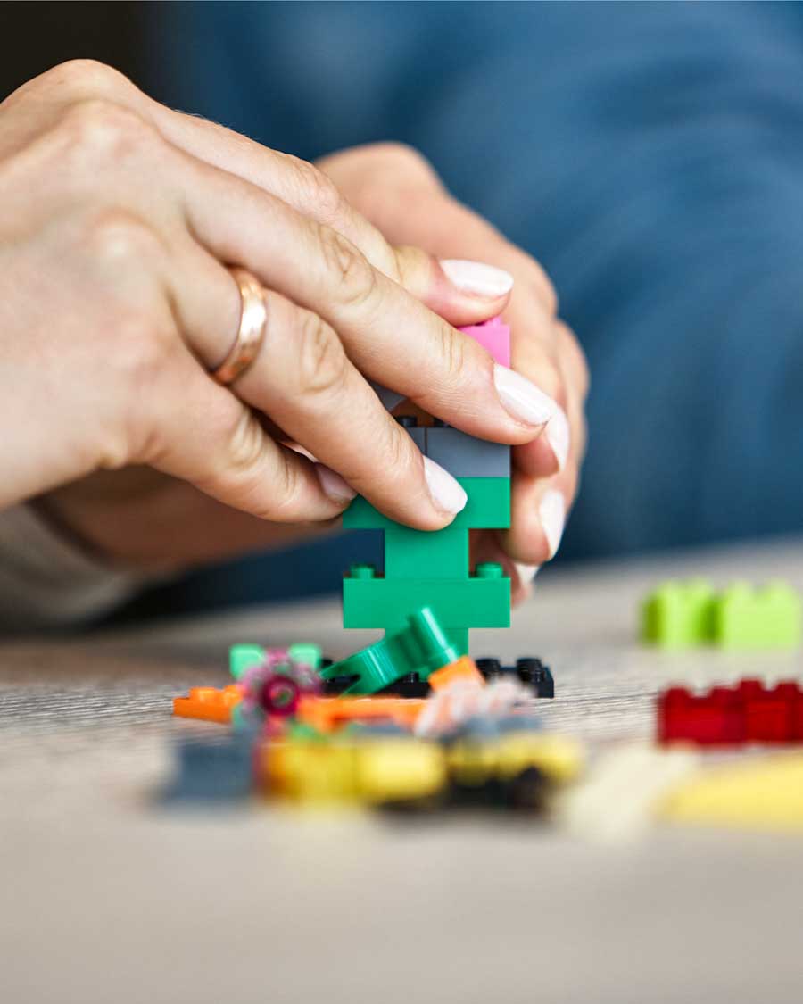 Hände die ein Modell bauen